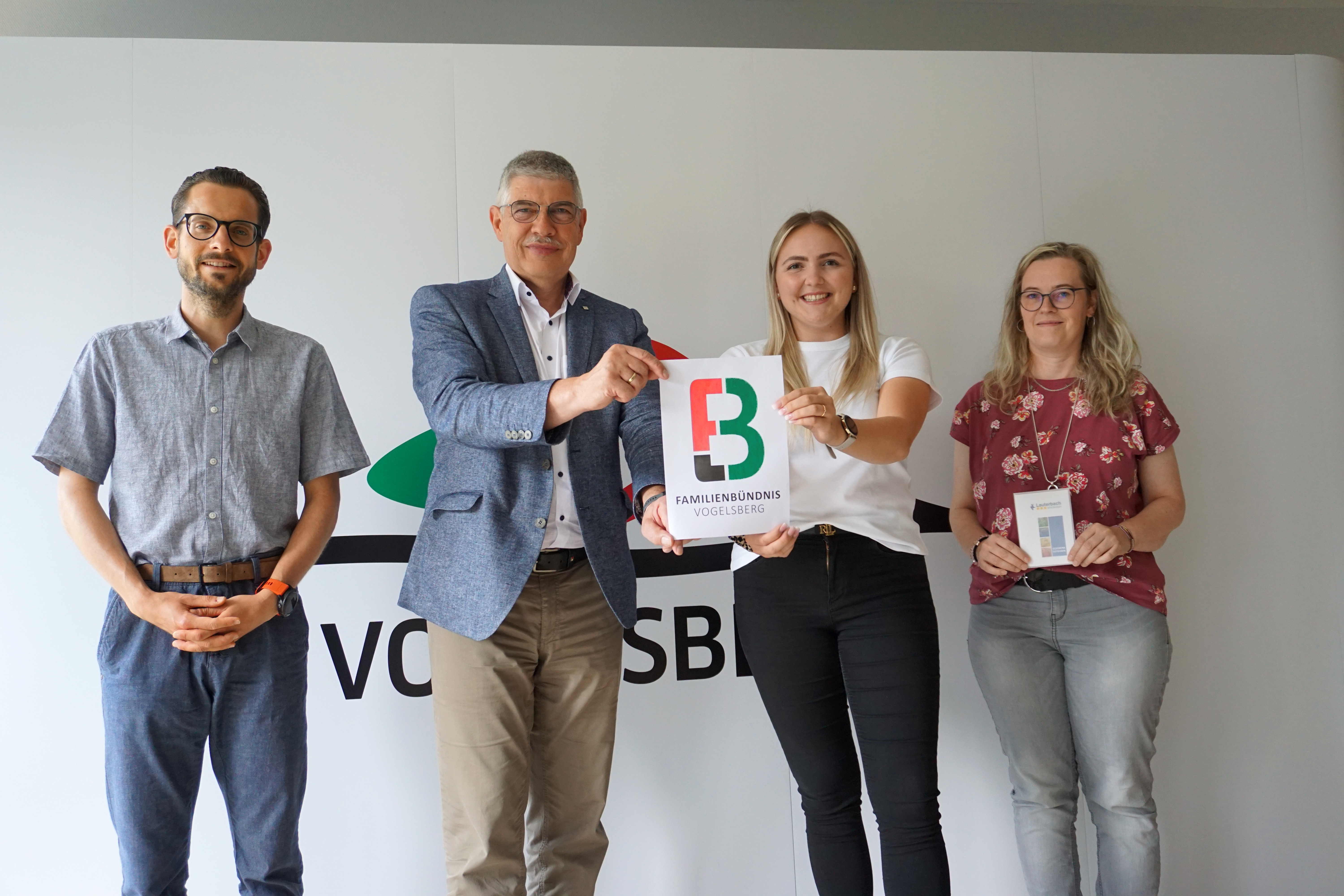 Landrat Manfred Görig (Zweiter von links) und die 22-jährige Katharina Flach aus Radmühl präsentieren gemeinsam mit Simon Päbler (links), Koordinator und Sprecher des Familienbündnisses, und Sandra Obenhack das neue Logo.