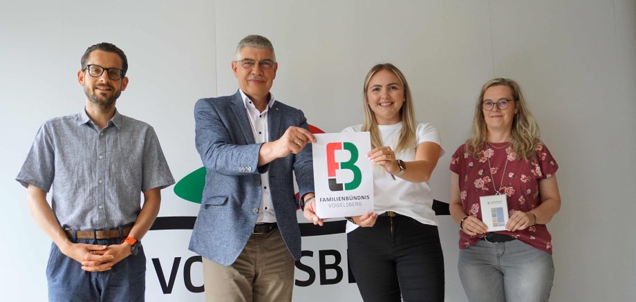 Landrat Manfred Görig (Zweiter von links) und die 22-jährige Katharina Flach aus Radmühl präsentieren gemeinsam mit Simon Päbler (links), Koordinator und Sprecher des Familienbündnisses, und Sandra Obenhack das neue Logo.