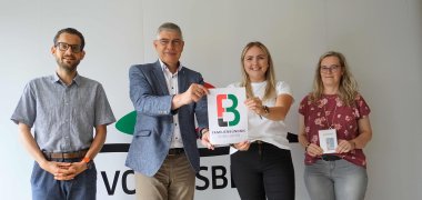 Landrat Manfred Görig (Zweiter von links) und die 22-jährige Katharina Flach aus Radmühl präsentieren gemeinsam mit Simon Päbler (links), Koordinator und Sprecher des Familienbündnisses, und Sandra Obenhack das neue Logo.