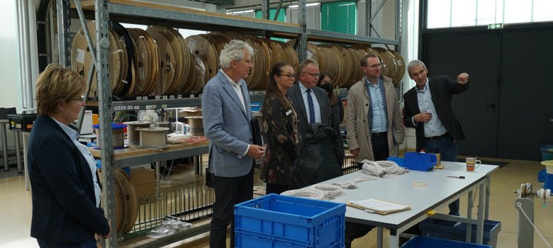 Dr. Jens Mischak (Zweiter von rechts) bekommt von Andrea Reichhardt (links) und Andreas Reichhardt (rechts), Geschäftsführer, einen Einblick in verschiedene Produktionsschritte am Unternehmensstandort. Auch Lorenz, Susen Neumann, Dieter Schäfer, Bürgermeister der Gemeinde Lautertal, und Laura Refflinghaus sind beim Besuch vor Ort.