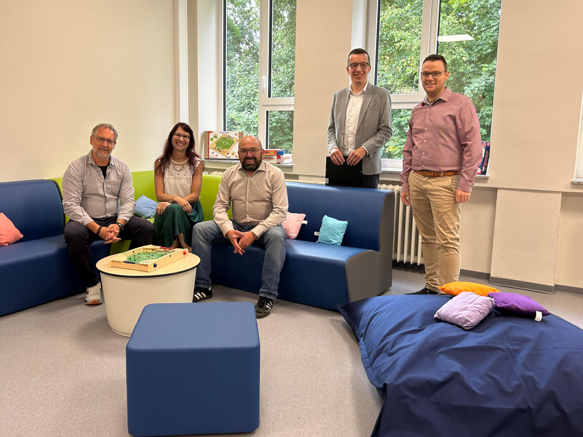 Erster Kreisbeigeordneter und Schuldezernent Patrick Krug (Zweiter von rechts), beim gemeinsamen Vor-Ort-Termin mit Matthias Röse (von rechts), Leiter des Amts für Schulische Bildung und Betreuung, Stefan Schmidt, Leiter des Amts für Hochbau, Energie und Gebäudewirtschaft, Betreuungsleitung Anna-Lena Schuhej, und Schulleiter Alexander Karney. Rund 70 zusätzliche Plätze in der Betreuung werden durch die Maßnahme des Vogelsbergkreises geschaffen.