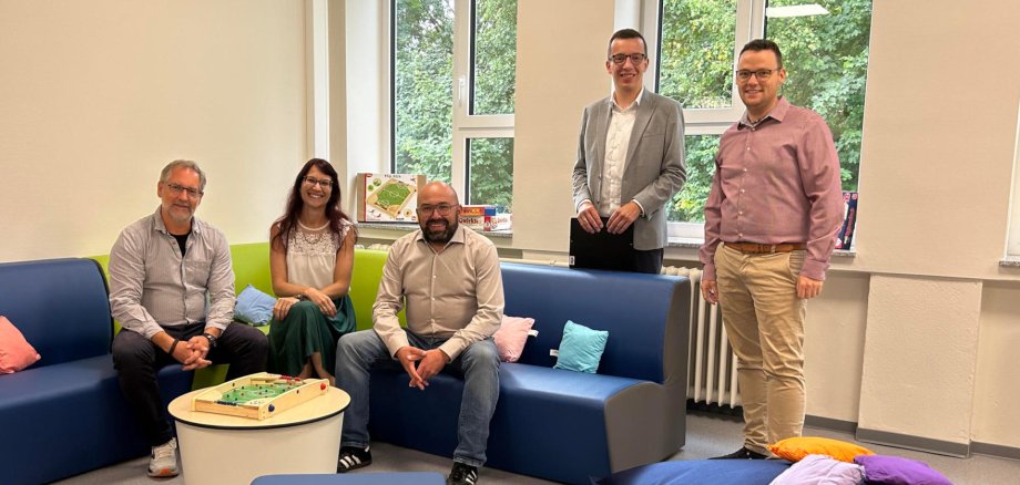 Erster Kreisbeigeordneter und Schuldezernent Patrick Krug (Zweiter von rechts), beim gemeinsamen Vor-Ort-Termin mit Matthias Röse (von rechts), Leiter des Amts für Schulische Bildung und Betreuung, Stefan Schmidt, Leiter des Amts für Hochbau, Energie und Gebäudewirtschaft, Betreuungsleitung Anna-Lena Schuhej, und Schulleiter Alexander Karney. Rund 70 zusätzliche Plätze in der Betreuung werden durch die Maßnahme des Vogelsbergkreises geschaffen.