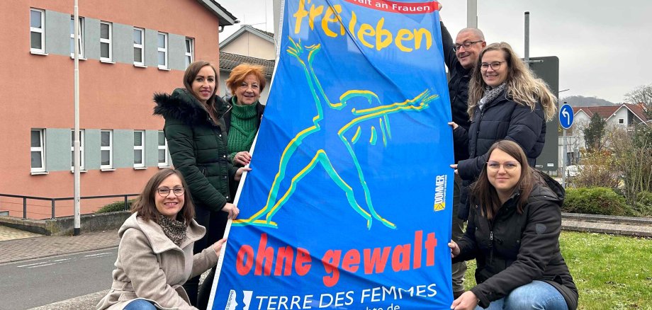 Flagge zeigen gegen Gewalt an Frauen Vogelsbergkreis macht auf den internationalen Gewaltschutztag aufmerksam    Zum internationalen Gewaltschutztag am 25. November weht vor der Kreisverwaltung in Lauterbach jedes Jahr die blaue Fahne von „Terre des femmes“, die die Botschaft „Nein zu Gewalt an Frauen – Frei leben ohne Gewalt“ trägt. Gehisst wurde sie von Kathleen Witte und Klaudia Görlich von der Fachstelle gegen häusliche Gewalt, Elisabeth Hillebrand, Beauftragte für Integration und Gleichstellung des Vogelsbergkreises, Bastian Heck, Leiter des Sachgebiets Soziale Dienste beim Vogelsbergkreis, Sandra Obenhack vom Familienbündnis sowie Sonja Hartmann von der WIR-Koordination des Kreises (von links).