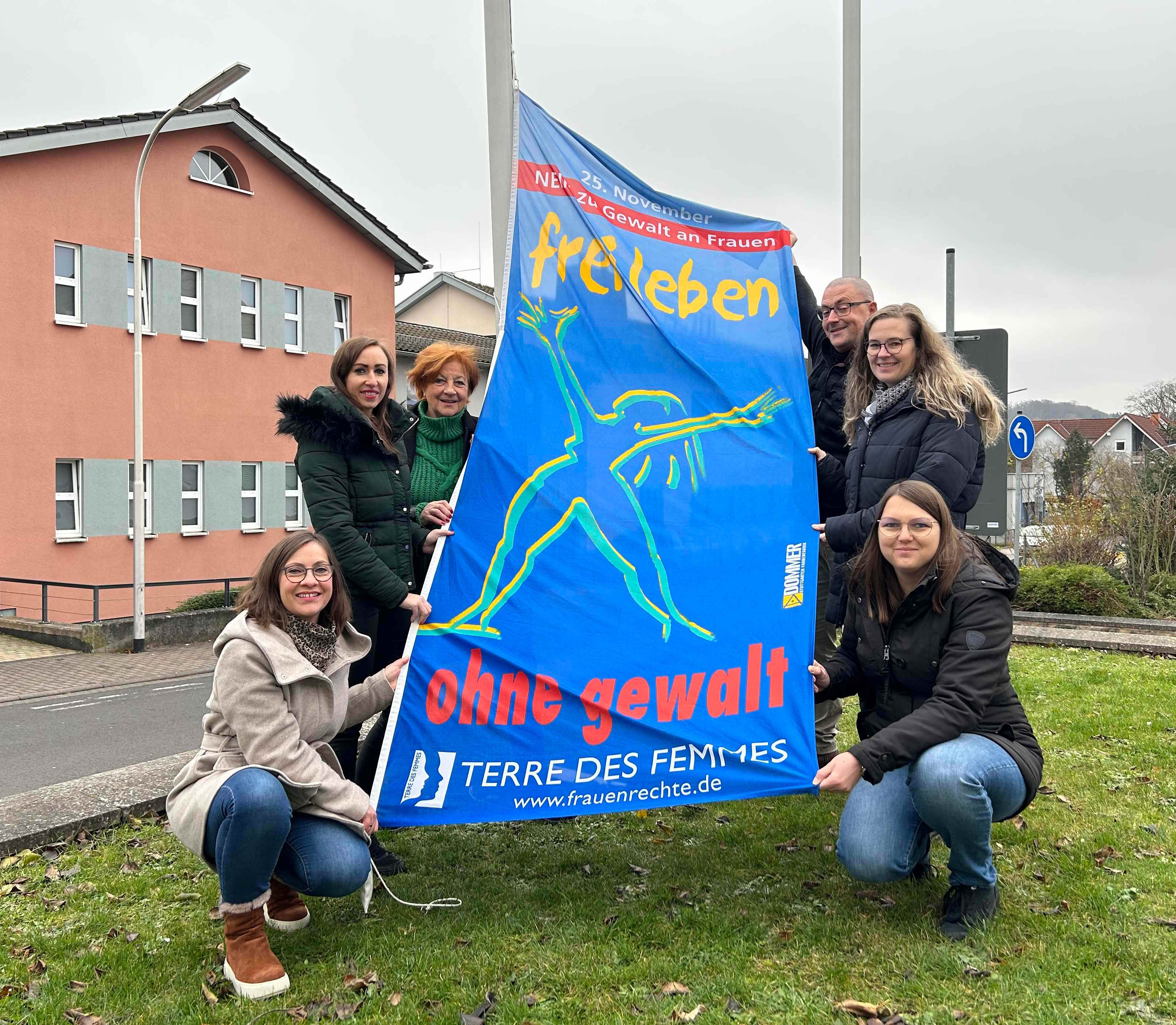 Flagge zeigen gegen Gewalt an Frauen Vogelsbergkreis macht auf den internationalen Gewaltschutztag aufmerksam    Zum internationalen Gewaltschutztag am 25. November weht vor der Kreisverwaltung in Lauterbach jedes Jahr die blaue Fahne von „Terre des femmes“, die die Botschaft „Nein zu Gewalt an Frauen – Frei leben ohne Gewalt“ trägt. Gehisst wurde sie von Kathleen Witte und Klaudia Görlich von der Fachstelle gegen häusliche Gewalt, Elisabeth Hillebrand, Beauftragte für Integration und Gleichstellung des Vogelsbergkreises, Bastian Heck, Leiter des Sachgebiets Soziale Dienste beim Vogelsbergkreis, Sandra Obenhack vom Familienbündnis sowie Sonja Hartmann von der WIR-Koordination des Kreises (von links).