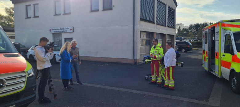 Rettungssanitäterin Mareike Diehl (von rechts) und Notfallsanitäter Andre Hoß werden von Jürgen Rumbuchner, Kameramann, Diana Deutschle, Programmbereich Politik und Zeitgeschehen beim hr, der im Auftrag von Arte dreht, und Elias Kliem, Tontechniker, für die Dreharbeiten instruiert.