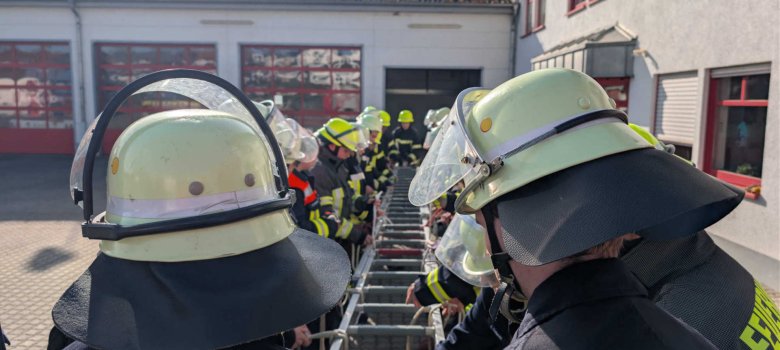 Aufgereiht an der Steckleiter: Die angehenden Feuerwehrkräfte üben Stiche und Knoten.