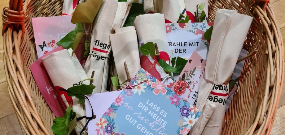 Ein Korb voller kleiner Präsente für die Gäste der Pause vom Pflegealltag.