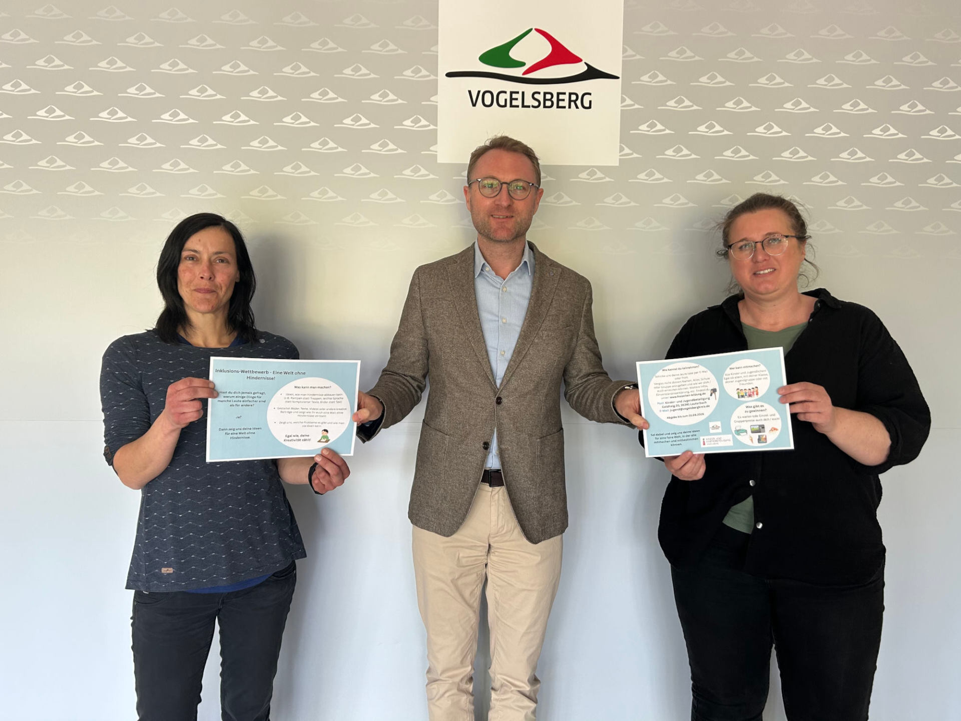 „Unsere Kinder und Jugendliche sind als Experten für den Alltag gefragt, ihre Aufgabe ist es, Hindernisse zu finden“, sagt Landrat Dr. Jens Mischak und macht gemeinsam mit Daniela Kraus und Hannah Müller auf den ersten Inklusions-Wettbewerb im Vogelsbergkreis aufmerksam, der am morgigen Dienstag startet.