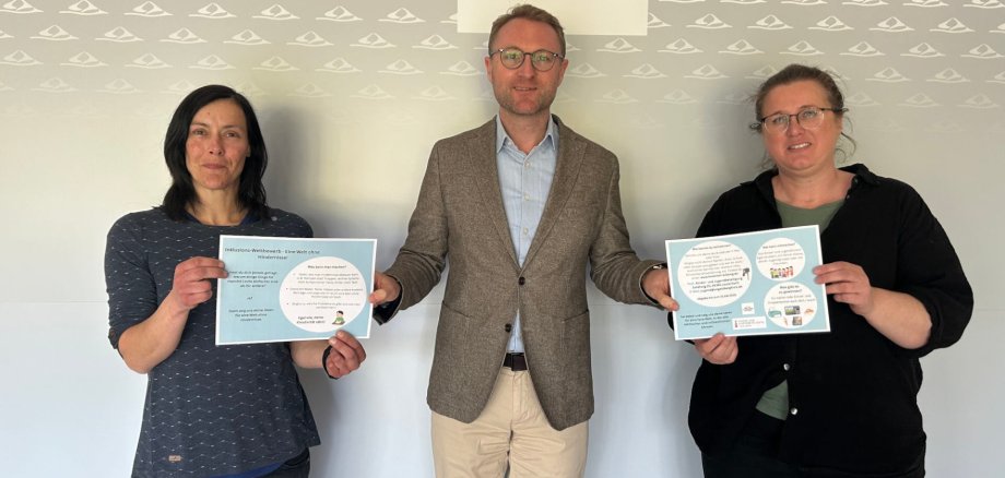 „Unsere Kinder und Jugendliche sind als Experten für den Alltag gefragt, ihre Aufgabe ist es, Hindernisse zu finden“, sagt Landrat Dr. Jens Mischak und macht gemeinsam mit Daniela Kraus und Hannah Müller auf den ersten Inklusions-Wettbewerb im Vogelsbergkreis aufmerksam, der am morgigen Dienstag startet.