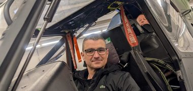 „Probesitzen“ im Tiger: Kreisbrandinspektor Marcell Büttner und sein Stellvertreter Hubert Helm (hinten) im Cockpit.