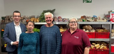 Erster Kreisbeigeordneter und Sozialdezernent Patrick Krug (von links) gemeinsam mit Beisitzerin Eva-Maria Bovenkerk, 1. Vorsitzenden Walter Bernbeck, und 2. Vorsitzender Sonja Wendland vom Verein Alsfelder Tafel.