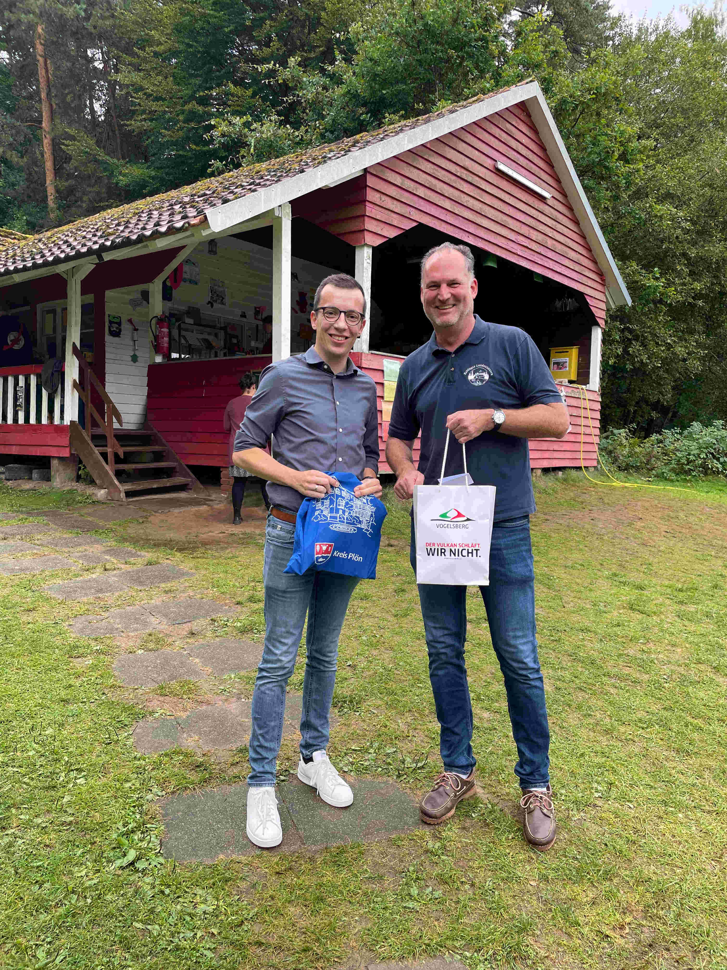  Erster Kreisbeigeordneter Patrick Krug (links) gemeinsam mit Björn Demmin, Landrat des Landkreises Plön, im Kreisjugendheim Landenhausen. Der Landrat aus dem Norden der Republik besuchte dort eine Kinder- und Jugendgruppe aus Plön, die im Vogelsbergkreis ein zweiwöchiges Ferienlager verbrachte.