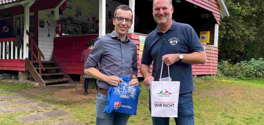  Erster Kreisbeigeordneter Patrick Krug (links) gemeinsam mit Björn Demmin, Landrat des Landkreises Plön, im Kreisjugendheim Landenhausen. Der Landrat aus dem Norden der Republik besuchte dort eine Kinder- und Jugendgruppe aus Plön, die im Vogelsbergkreis ein zweiwöchiges Ferienlager verbrachte.