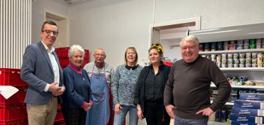 Ein Team mit 60 Ehrenamtlichen: Patrick Krug (von links), Erster Kreisbeigeordneter und Sozialdezernent, gemeinsam mit Ursula Dietrich, 2. Vorsitzende der Lauterbacher Tafel, Wolfgang Beitlich, Dr. Monika Heise und Kirsten Konczak-Wink vom Ehrenamtlichen-Team sowie Beisitzer Gerhard Schad beim Termin in Lauterbach.