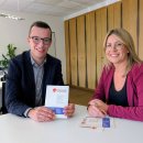Erster Kreisbeigeordneter Patrick Krug und Marcelina Vorwerk vom Pflegestützpunkt Vogelsbergkreis stellen gemeinsam das neue Angebot des Pflegestützpunktes vor: Regelmäßige Sprechstunden in Schotten.