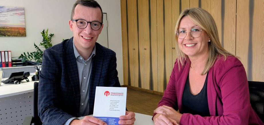 Erster Kreisbeigeordneter Patrick Krug und Marcelina Vorwerk vom Pflegestützpunkt Vogelsbergkreis stellen gemeinsam das neue Angebot des Pflegestützpunktes vor: Regelmäßige Sprechstunden in Schotten.