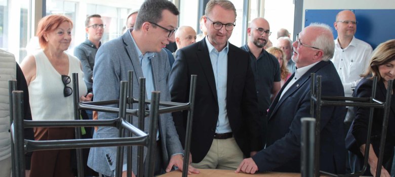 Schulleiter Holger Arnold im Gespräch mit Dr. Jens Mischak und Patrick Krug