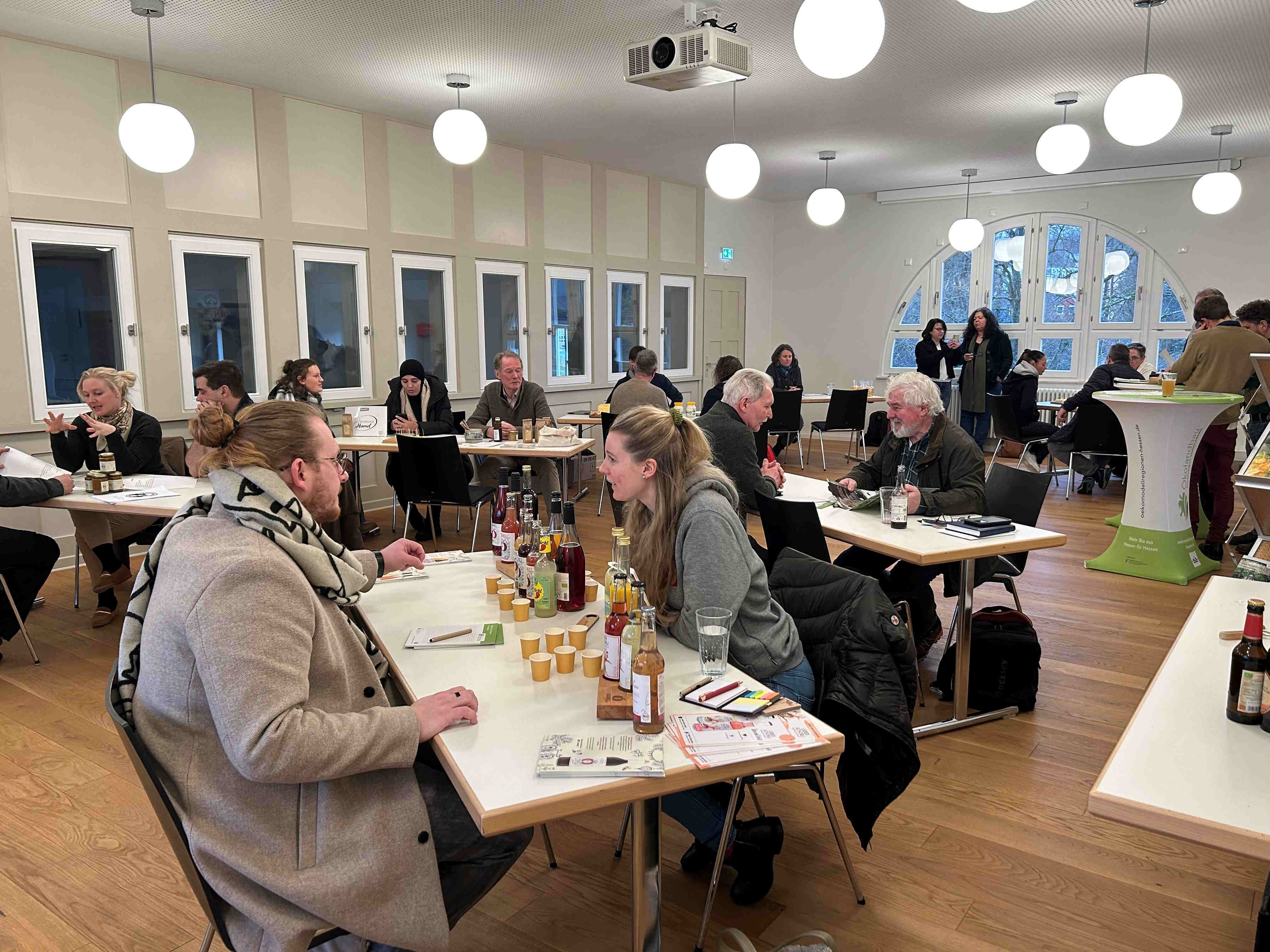 Reger Austausch über hochwertige Produkte in der Adolf-Spieß-Halle in Lauterbach: Gastronomen und Erzeuger lernen sich beim ersten kulinarischen Speed-Dating im Vogelsbergkreis kennen, damit im Idealfall langfristige Lieferbeziehungen entstehen.