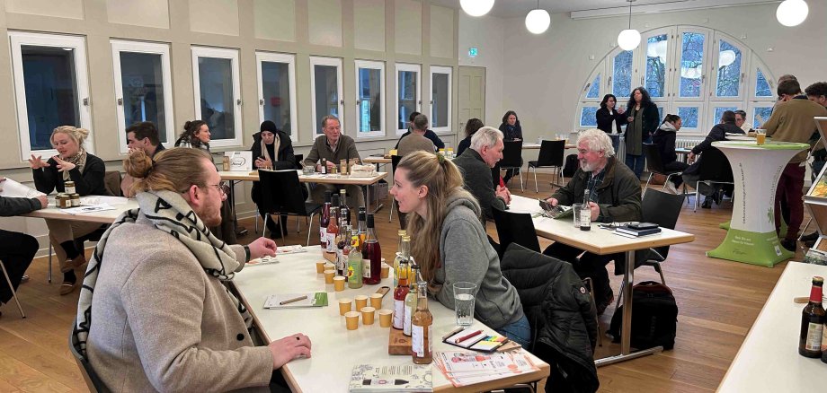 Reger Austausch über hochwertige Produkte in der Adolf-Spieß-Halle in Lauterbach: Gastronomen und Erzeuger lernen sich beim ersten kulinarischen Speed-Dating im Vogelsbergkreis kennen, damit im Idealfall langfristige Lieferbeziehungen entstehen.