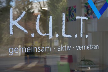 Eine Nahaufnahme eines Türschildes. Darauf zu sehen: K.U.L.T: „Kontakt“, „Unterstützung“, „Leben“ und „Treffpunkt“: Seit 2021 ist das Beratungsangebot in der Altenburger Straße in Alsfeld Anlaufstelle für viele Menschen.