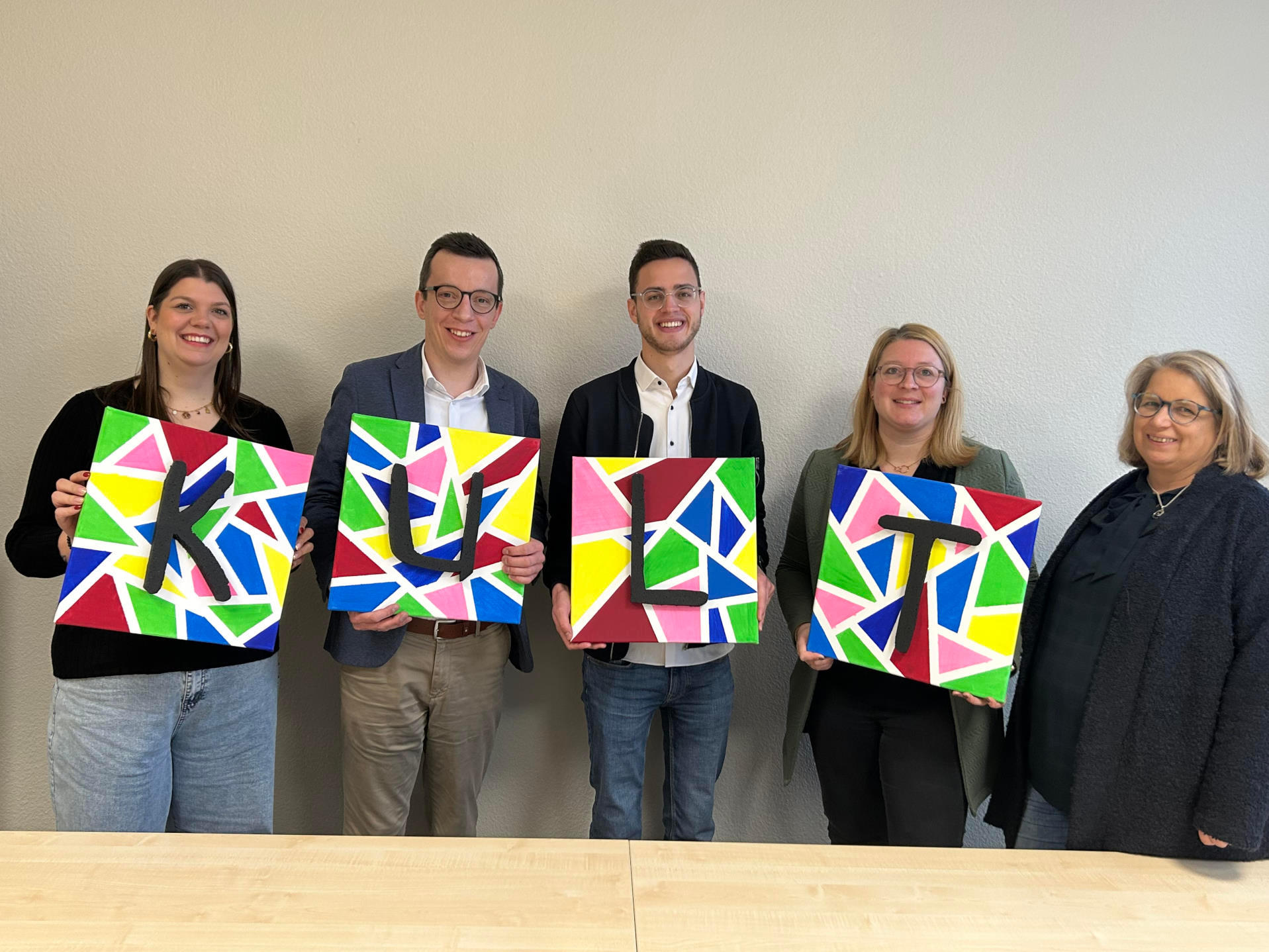 „Mit KULT haben wir eine ganz wichtige Anlaufstelle geschaffen“ betont Erster Kreisbeigeordneter Patrick Krug (Zweiter von links) bei seinem Besuch in der Beratungsstelle, in der Selina Sommer (links) und Daniela Christ (Zweite von rechts) die ersten Anspechpartnerinnen sind. Unterstützt werden sie von ihrer Teamleiterin Astrid Grün (rechts) und von Florian Steuernagel, er leitet den Fachdienst Kommunaler Arbeitsmarkt beim Vogelsbergkreis.