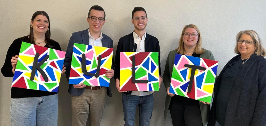 „Mit KULT haben wir eine ganz wichtige Anlaufstelle geschaffen“ betont Erster Kreisbeigeordneter Patrick Krug (Zweiter von links) bei seinem Besuch in der Beratungsstelle, in der Selina Sommer (links) und Daniela Christ (Zweite von rechts) die ersten Anspechpartnerinnen sind. Unterstützt werden sie von ihrer Teamleiterin Astrid Grün (rechts) und von Florian Steuernagel, er leitet den Fachdienst Kommunaler Arbeitsmarkt beim Vogelsbergkreis.