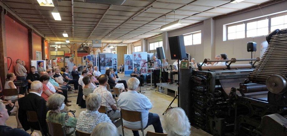 Kurt Wiegel eröffnet die Ausstellung und spricht in der Alten Spinnerei in Lauterbach zu den Gästen