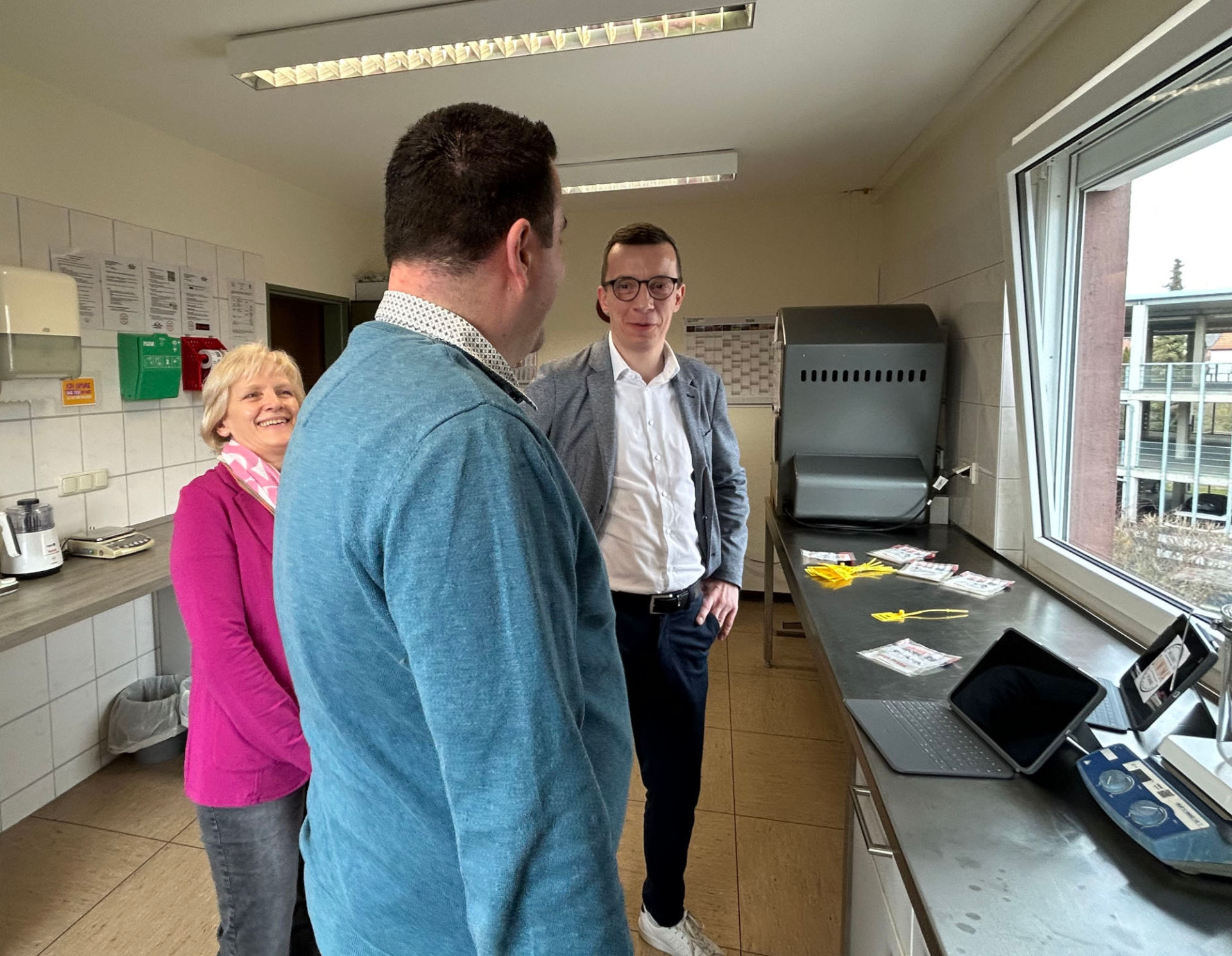 Informiert sich über das neue digitale System, das künftig die Trichinenuntersuchung erleichtert: Erster Kreisbeigeordneter Patrick Krug im Gespräch mit Sabine Erbes und Johannes Georg.