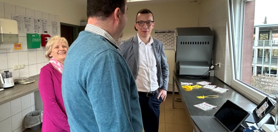 Informiert sich über das neue digitale System, das künftig die Trichinenuntersuchung erleichtert: Erster Kreisbeigeordneter Patrick Krug im Gespräch mit Sabine Erbes und Johannes Georg.