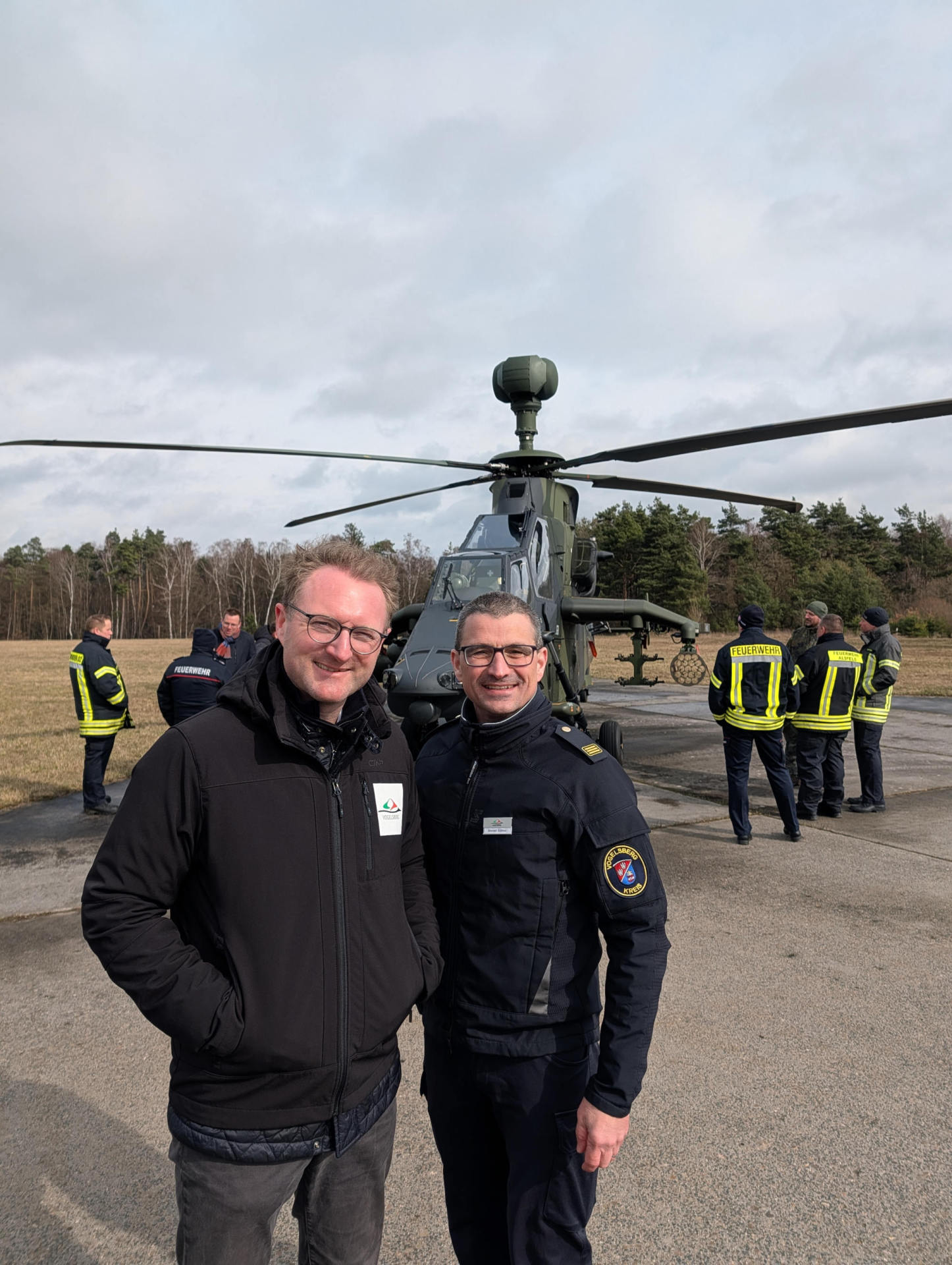 Beobachter der Übung: Landrat Dr. Jens Mischak und Kreisbrandinspektor Marcell Büttner.