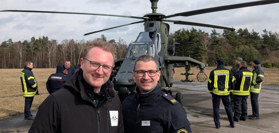 Beobachter der Übung: Landrat Dr. Jens Mischak und Kreisbrandinspektor Marcell Büttner.
