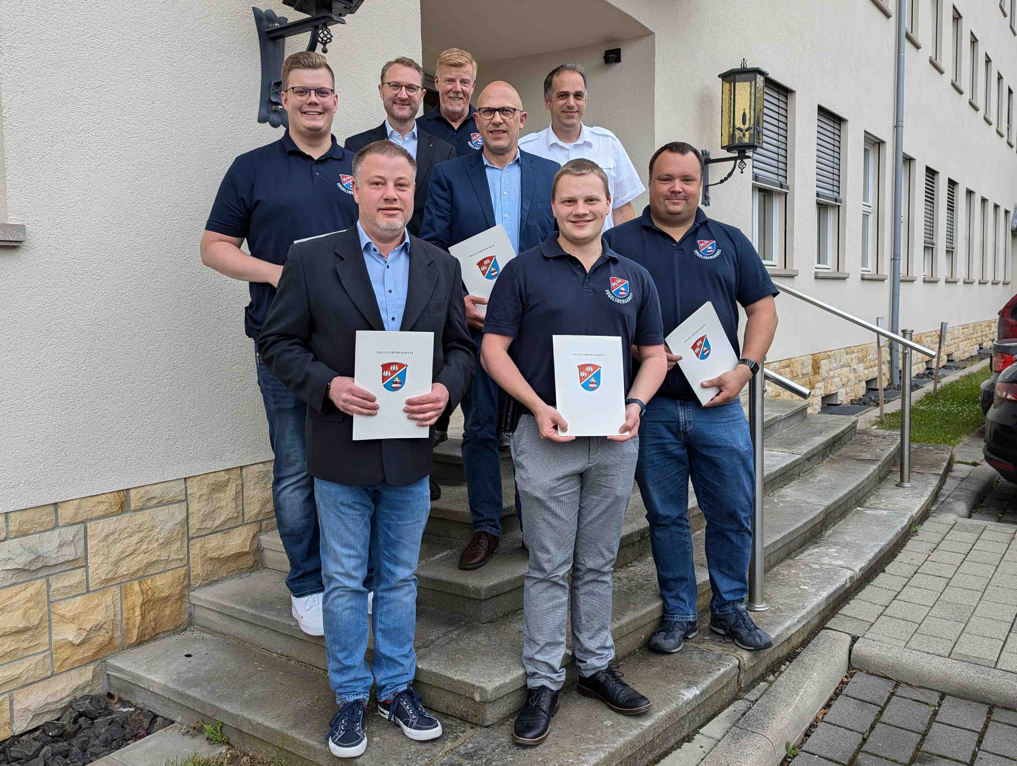 Landrat Dr. Jens Mischak (Hinten, Zweiter von links), verabschiedet gemeinsam mit Kreisbrandinspektor Dr. Sven Holland (hinten, von rechts) und Jürgen Schad, stellvertretender Leiter des Amtes für Gefahrenabwehr, Frank Diehl (Mitte) und Thorsten Ellrich, (vorne, links) als OLRD. Gleichzeitig rücken Mathis Kruse (von rechts), Nils Freitag sowie Henning Schmehl in den Kreis der OLRD nach. Auf dem Foto fehlt Christoph Muth. 