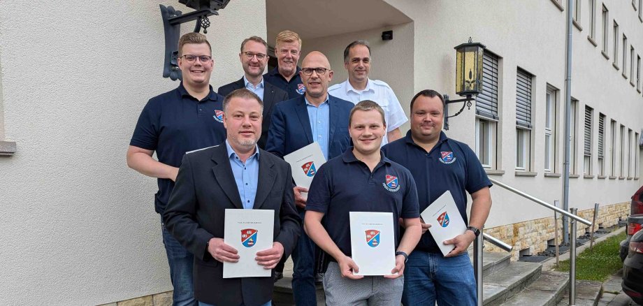 Landrat Dr. Jens Mischak (Hinten, Zweiter von links), verabschiedet gemeinsam mit Kreisbrandinspektor Dr. Sven Holland (hinten, von rechts) und Jürgen Schad, stellvertretender Leiter des Amtes für Gefahrenabwehr, Frank Diehl (Mitte) und Thorsten Ellrich, (vorne, links) als OLRD. Gleichzeitig rücken Mathis Kruse (von rechts), Nils Freitag sowie Henning Schmehl in den Kreis der OLRD nach. Auf dem Foto fehlt Christoph Muth. 