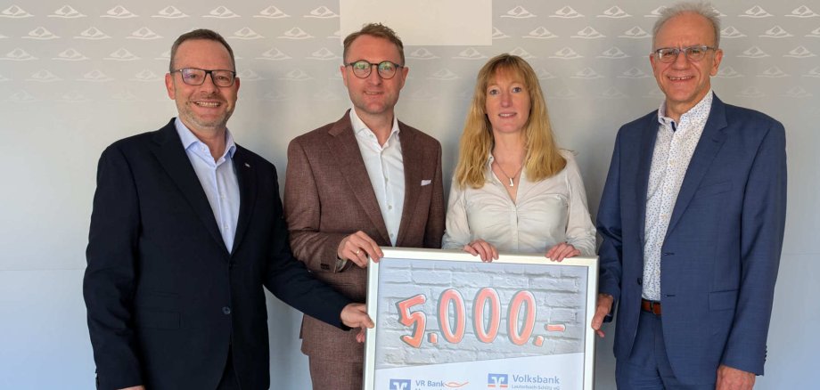 Landrat Dr. Jens Mischak in seiner Funktion als 1. Vorsitzender des federführenden Vereins „Kulturförderung Vogelsberg“ und Carolin Henningsen, Geschäftsführerin des Vereins, danken Helmut Euler (rechts), Vorstandsvorsitzender der VR Bank HessenLand eG, und Norbert Lautenschläger (links), Vorstandsvorsitzender der Volksbank Lauterbach-Schlitz eG, für die Spende in Höhe von 5.000 Euro, die dem Vulkansommer zugutekommt.