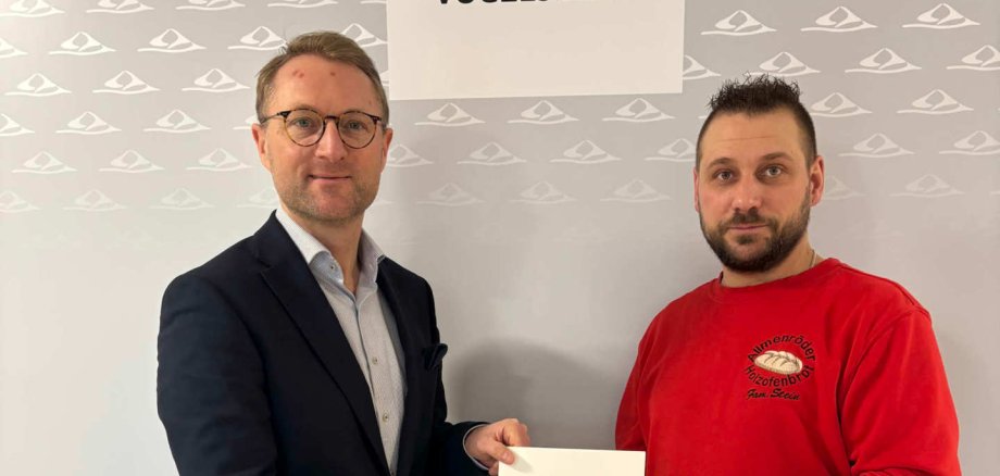 Zuschuss für einen neuen Backofen: Landrat Dr. Jens Mischak übergibt Bäckermeister Sebastian Stein den Förderbescheid.
