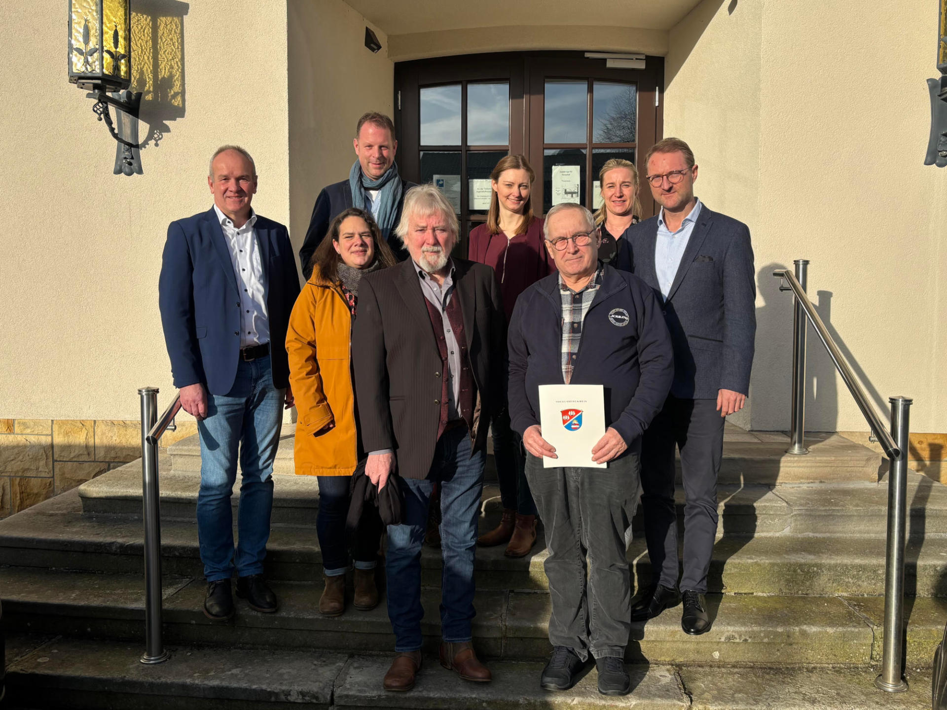 Landrat Dr. Mischak (rechts) übergibt gemeinsam mit dem LEADER-Beiratsvorsitzenden Edwin Schneider (links), Katharina Orth (hinten, von rechts) vom Verein Region Vogelsberg, Jana Brittner, Sachgebietsleitung der Dorf- und Regionalentwicklung im Amt für Wirtschaft und den ländlichen Raum des Vogelsbergkreises, die Förderbescheide an Katharina und Matthias Völlinger (von links) sowie an Hubert Straub, stellvertretender Vorsitzender, und Reiner Seibert, Vorsitzender der Lautertaler Nachbarschaftshilfe.