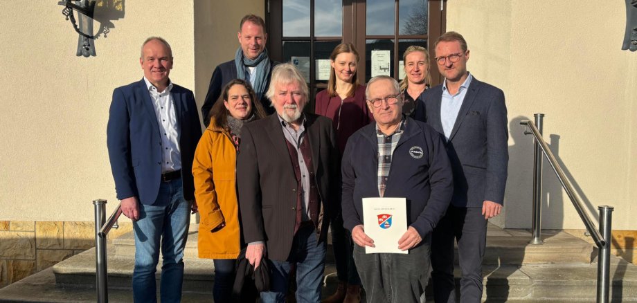 Landrat Dr. Mischak (rechts) übergibt gemeinsam mit dem LEADER-Beiratsvorsitzenden Edwin Schneider (links), Katharina Orth (hinten, von rechts) vom Verein Region Vogelsberg, Jana Brittner, Sachgebietsleitung der Dorf- und Regionalentwicklung im Amt für Wirtschaft und den ländlichen Raum des Vogelsbergkreises, die Förderbescheide an Katharina und Matthias Völlinger (von links) sowie an Hubert Straub, stellvertretender Vorsitzender, und Reiner Seibert, Vorsitzender der Lautertaler Nachbarschaftshilfe.