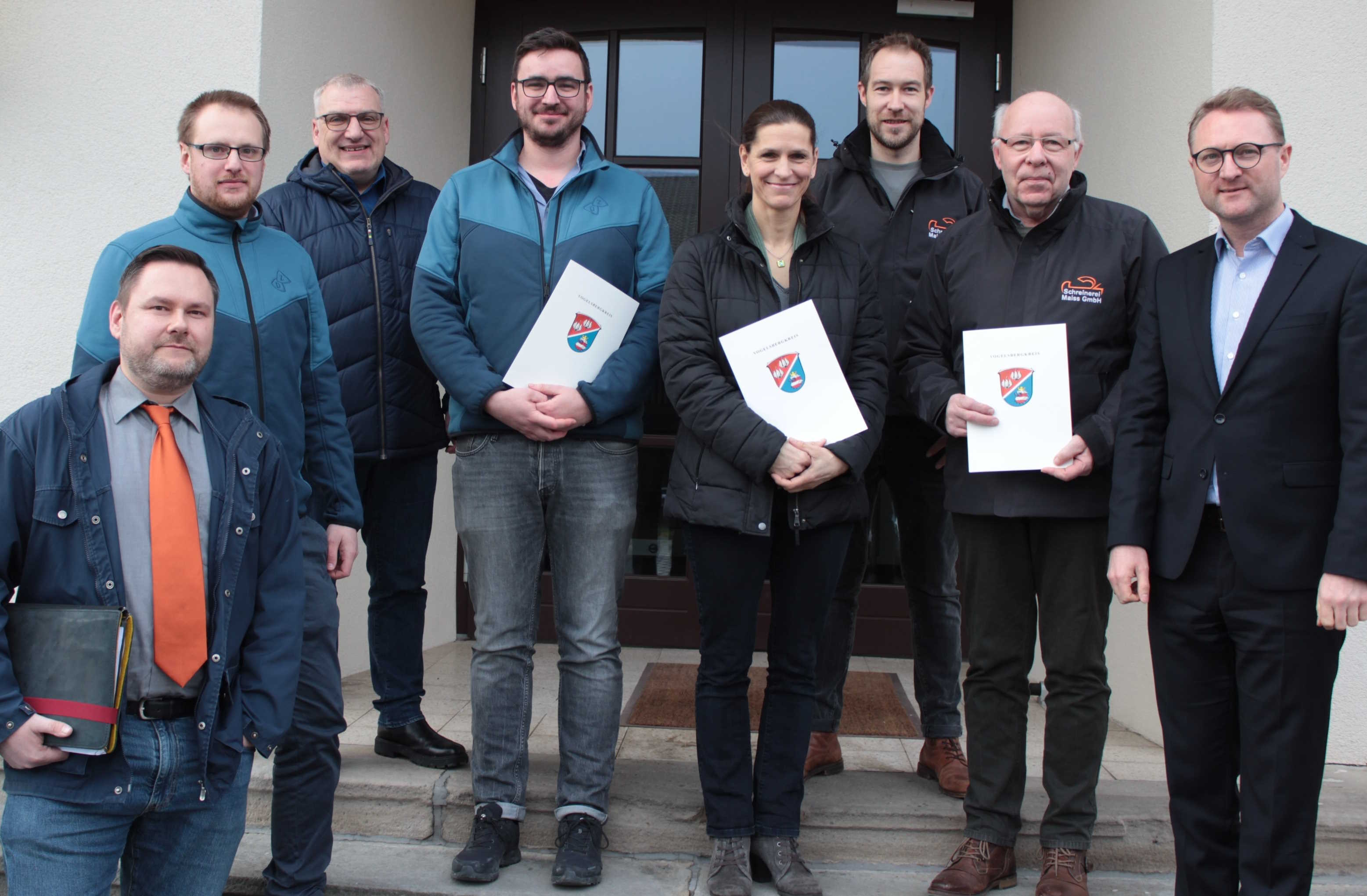 Erster Kreisbeigeordneter Dr. Jens Mischak übergibt Hartmut und Steffen Maiss, Gretje Reinemer sowie Joshua Donath und Patrick Schiller die Leader-Bewilligungsbescheide (von rechts). Bei der Antragsstellung waren Martin Kester aus dem Bereich Regionalmanagement (ganz links) und Peter Sukdolak aus dem Bereich Dorf- und Regionalentwicklung (Dritter von links) behilflich. 