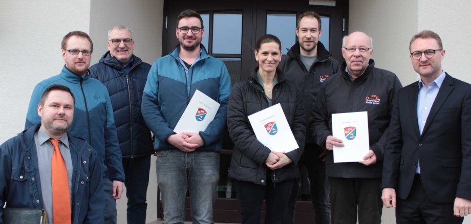 Erster Kreisbeigeordneter Dr. Jens Mischak übergibt Hartmut und Steffen Maiss, Gretje Reinemer sowie Joshua Donath und Patrick Schiller die Leader-Bewilligungsbescheide (von rechts). Bei der Antragsstellung waren Martin Kester aus dem Bereich Regionalmanagement (ganz links) und Peter Sukdolak aus dem Bereich Dorf- und Regionalentwicklung (Dritter von links) behilflich. 