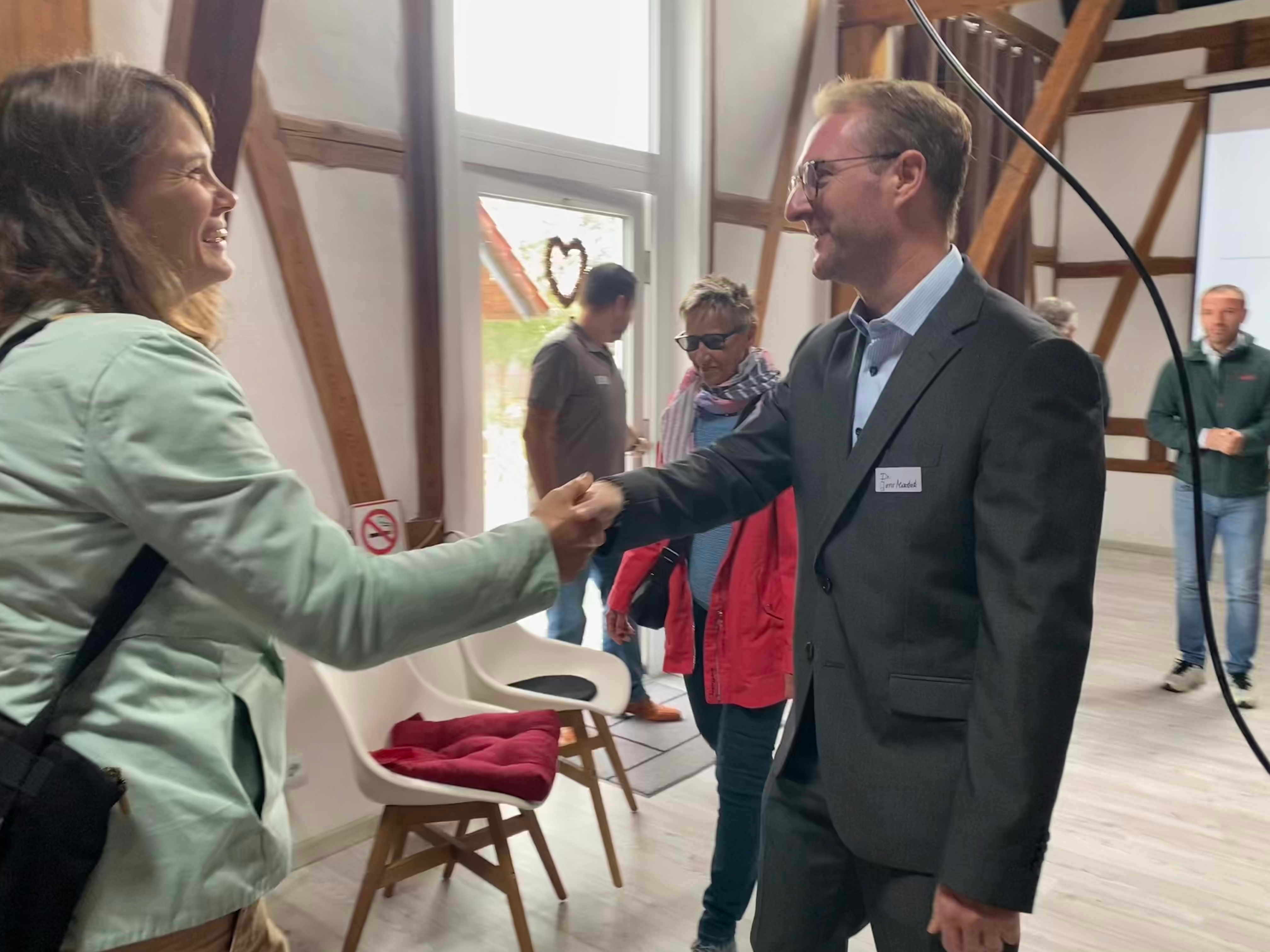 Ankommen: Landrat Dr. Jens Mischak begrüßt die Besucherinnen und Besucher aus dem "Zukunftsraum Zwickauer Land".