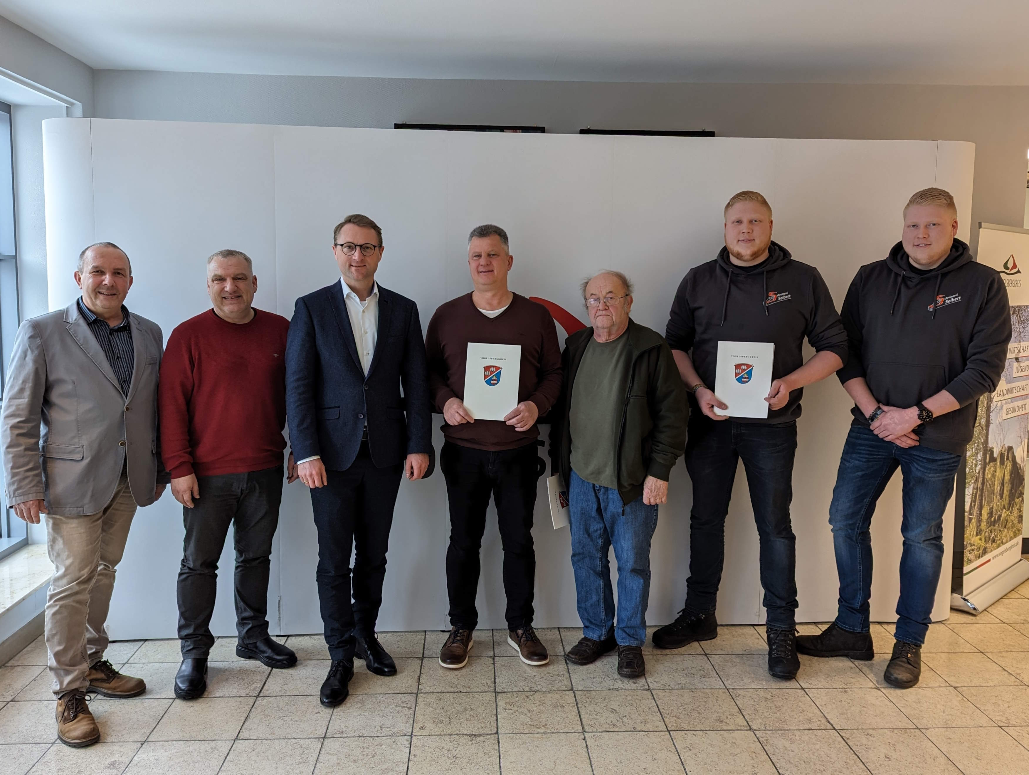 Dr. Jens Mischak (Dritter von links), Erster Kreisbeigeordneter, übergibt die LEADER-Förderbescheide an die Schreinermeister Lukas und Robin Seibert (von rechts), Schreinermeister Gerhard Zirbel und an Karsten Ittmann, 1. Vorsitzender des Turnvereins Angersbach. Auch Matthias Steckenreuter, Verein Region Vogelsberg, und Peter Sukdolak, Amt für Wirtschaft und den ländlichen Raum des Vogelsbergkreises, gratulieren.