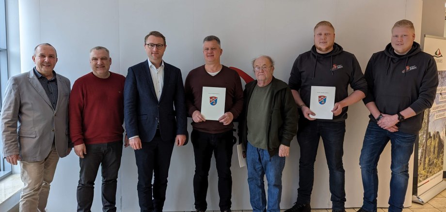 Dr. Jens Mischak (Dritter von links), Erster Kreisbeigeordneter, übergibt die LEADER-Förderbescheide an die Schreinermeister Lukas und Robin Seibert (von rechts), Schreinermeister Gerhard Zirbel und an Karsten Ittmann, 1. Vorsitzender des Turnvereins Angersbach. Auch Matthias Steckenreuter, Verein Region Vogelsberg, und Peter Sukdolak, Amt für Wirtschaft und den ländlichen Raum des Vogelsbergkreises, gratulieren.