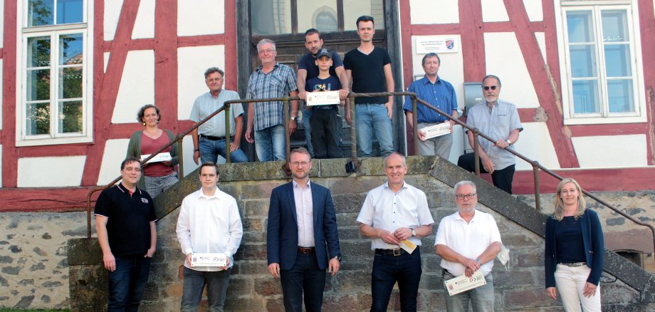 Erster Kreisbeigeordneter Dr. Jens Mischak und der Vorsitzende des LEADER-Beirates, Edwin Schneider (erste Reihe, Mitte), übergeben bei einem Termin auf dem Schlossberg in Altenburg LEADER-Plaketten mit der entsprechenden finanziellen Zuwendung. Unser Foto zeigt in der oberen Reihe Bettina Dören (AZN), Thomas Schaumberg (Verein Region Vogelsbergberg), Armin Gundrum mit Sohn Jens, Enkel Tim und Patensohn Sascha Rühl (Imkerei Gundrum) sowie Rudolf Jahn und Jürgen Udo-Pfeiffer (Stadtbücherei Alsfeld) sowie in der unteren Reihe Lars Wicke und Holger Eidt (Förderverein Schwarz), Franz-Josef Kreuter (Feuerwehr Ruhlkirchen) und Katharina Barth (Verein Rergion Vogelsberg).