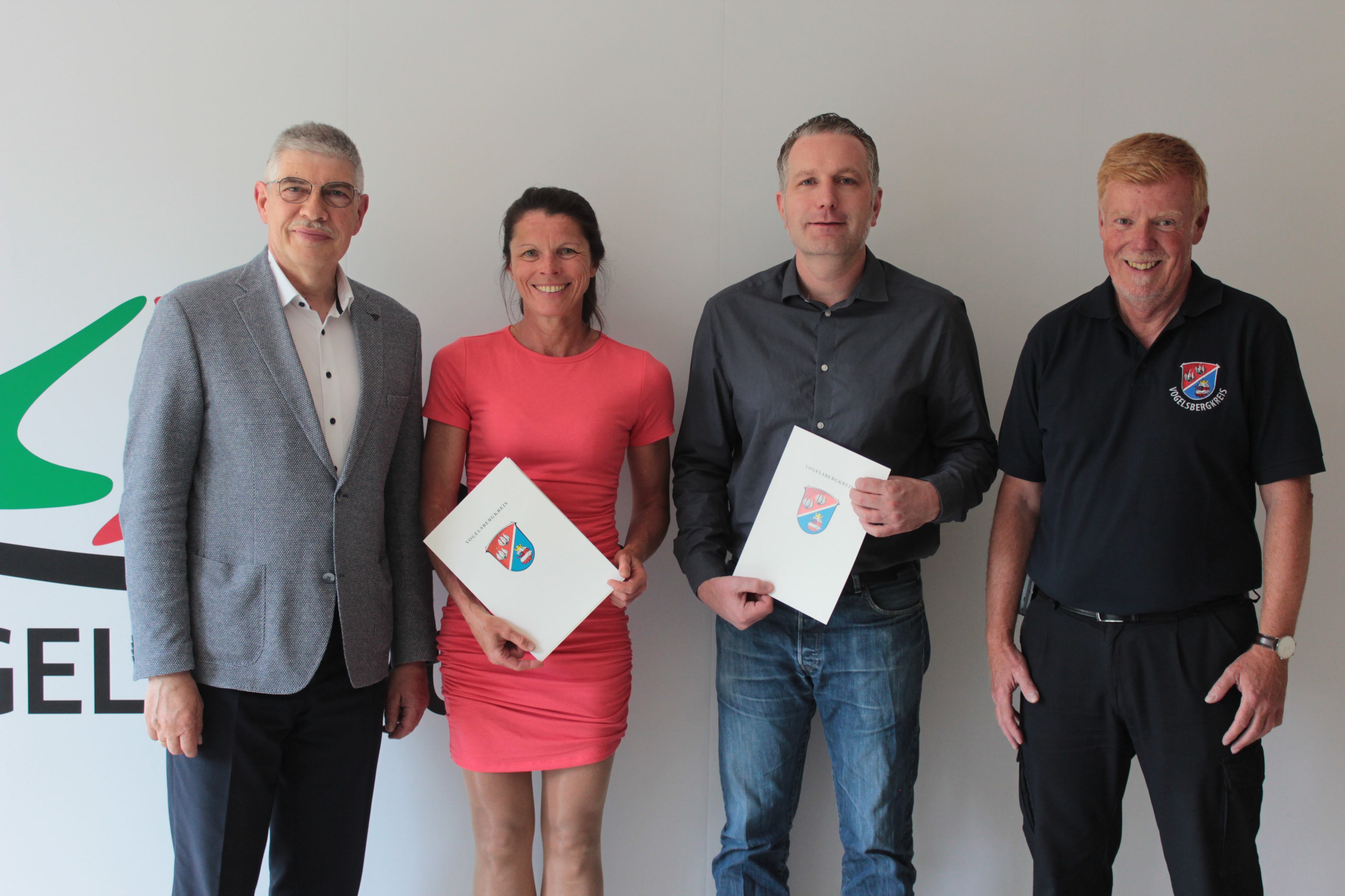 Landrat Manfred Görig ernennt mit Dr. Iva Fischer und Dr. Dennis Humburg zwei neue Leitende Notärzte, die künftig bei Großschadensereignissen im Vogelsberg die medizinische Leitung übernehmen können. Erster Gratulant ist Jürgen Schad, Sachgebietsleiter Rettungsdienst/Leitstelle (von links).