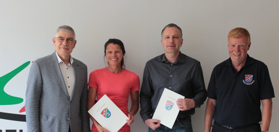 Landrat Manfred Görig ernennt mit Dr. Iva Fischer und Dr. Dennis Humburg zwei neue Leitende Notärzte, die künftig bei Großschadensereignissen im Vogelsberg die medizinische Leitung übernehmen können. Erster Gratulant ist Jürgen Schad, Sachgebietsleiter Rettungsdienst/Leitstelle (von links).