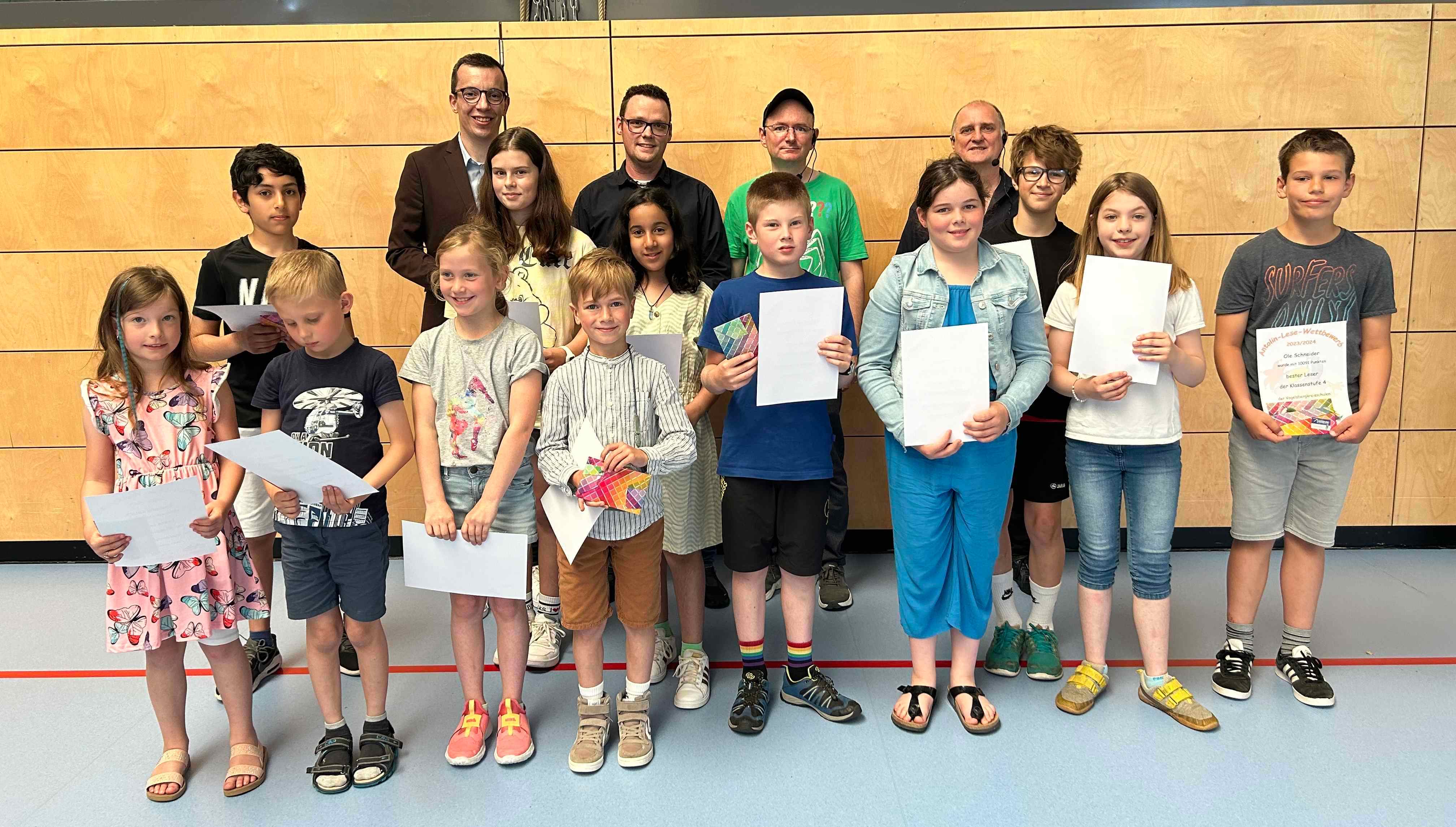 Die Klassenstufensieger des Antolin-Lesewettbewerbs freuen sich gemeinsam mit Erstem Kreisbeigeordneten Patrick Krug, Matthias Röse, Leiter des Amtes für schulische Bildung und Betreuung des Vogelsbergkreises, Autor Christoph Dittert und Peter Weißmüller, Leiter des MAUS-Medienzentrums in Lauterbach, über ihre Gewinne (von links). 