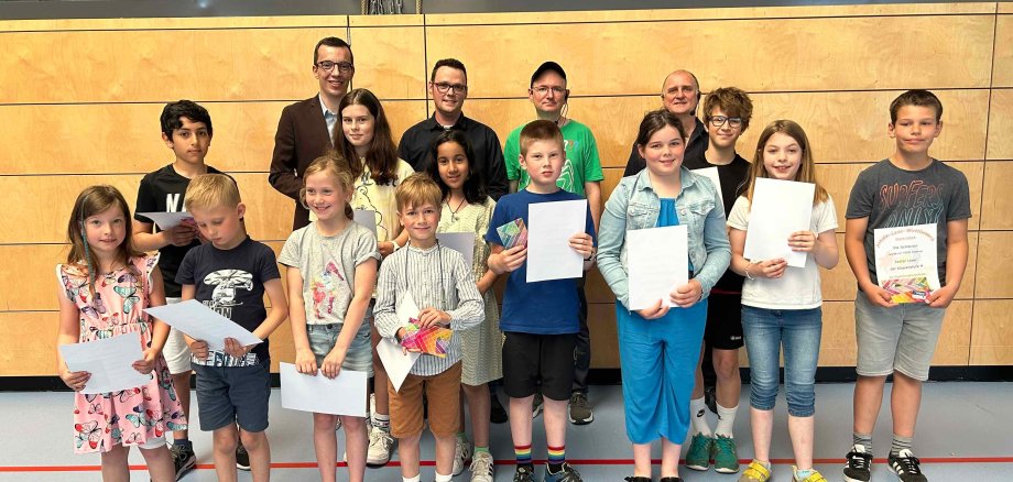 Die Klassenstufensieger des Antolin-Lesewettbewerbs freuen sich gemeinsam mit Erstem Kreisbeigeordneten Patrick Krug, Matthias Röse, Leiter des Amtes für schulische Bildung und Betreuung des Vogelsbergkreises, Autor Christoph Dittert und Peter Weißmüller, Leiter des MAUS-Medienzentrums in Lauterbach, über ihre Gewinne (von links). 