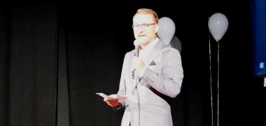 Dr. Jens Mischak, Landrat und Vorsitzender des Vereins Kulturförderung Vogelsberg, eröffnete das Vulkansommer-Kulturfestival in der Adolf-Spieß-Halle in Lauterbach.