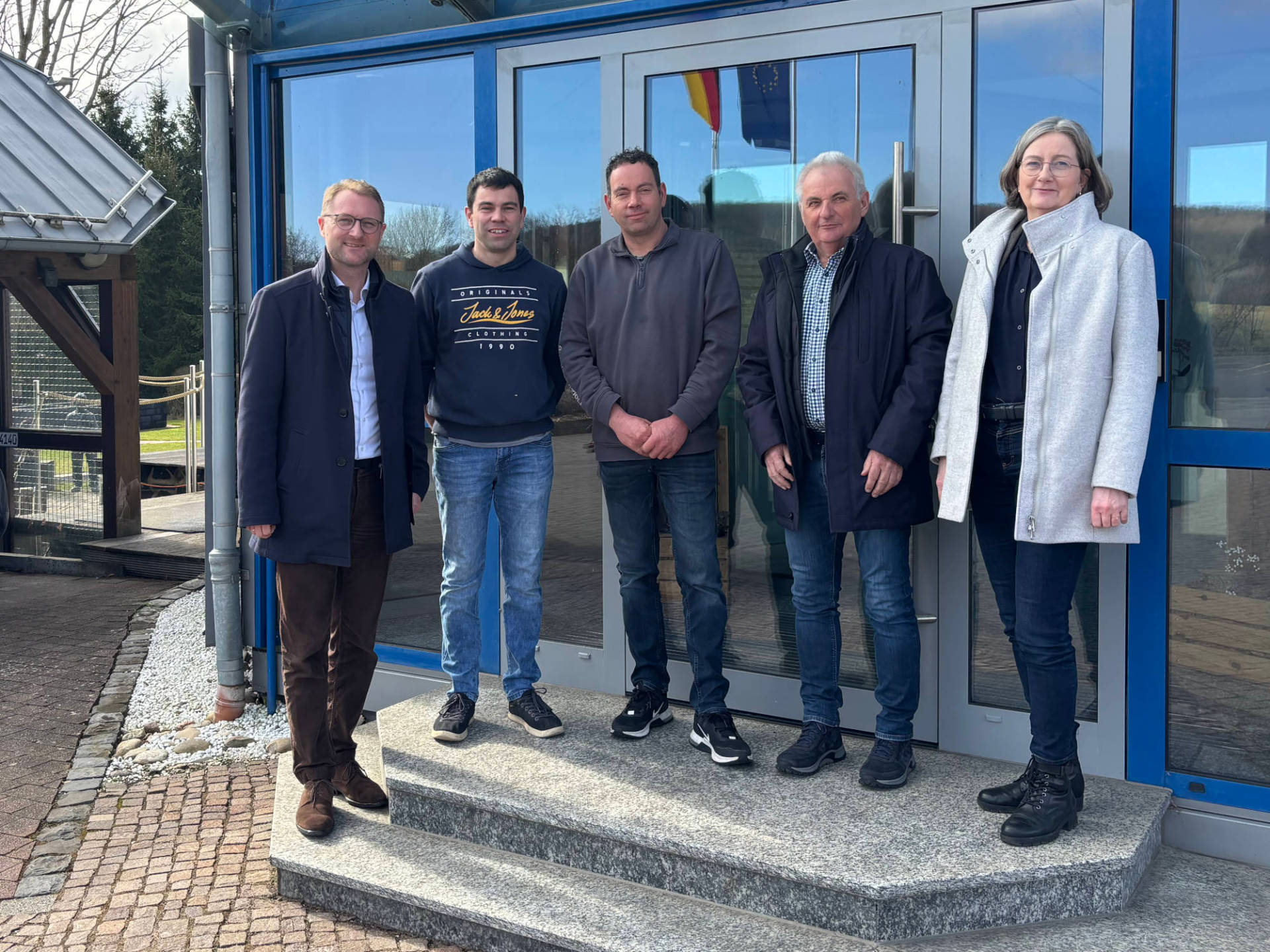 Landrat Dr. Jens Mischak (links), ist gemeinsam mit Andrea Ortstadt (von rechts), Wirtschaftsförderung des Vogelsbergkreises, und Günter Herles, 1. Beigeordneter der Gemeinde Schwalmtal, bei Sven und Christian Pfromm, die beiden Geschäftsführer der Holztransporte Bohn GmbH, am Firmensitz in Storndorf zu Gast.