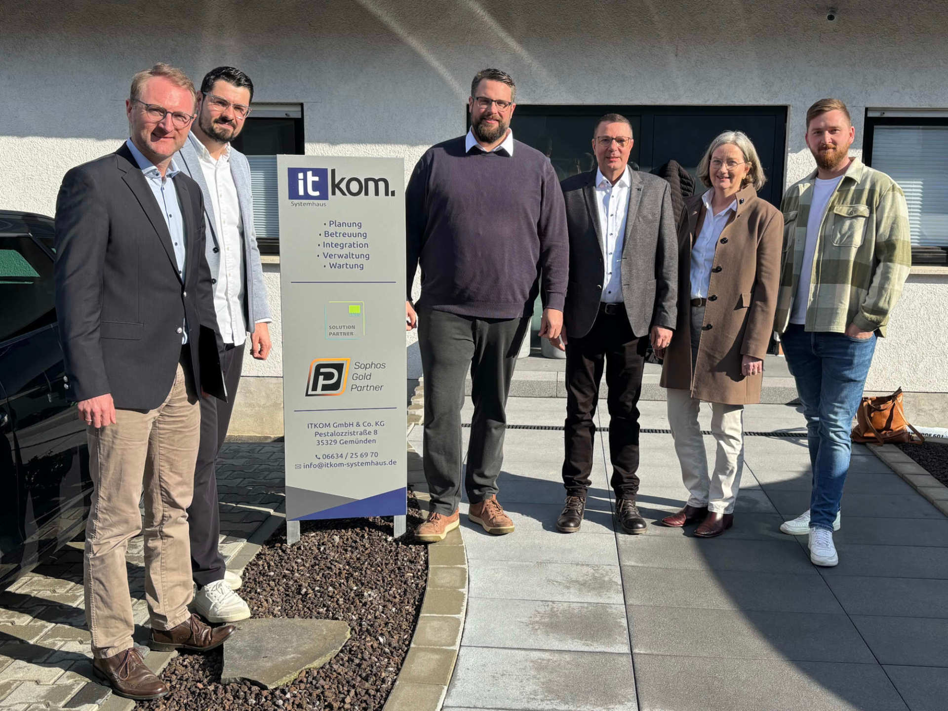 Zu Besuch bei ITKOM in Gemünden: Landrat Dr. Jens Mischak (links) ist gemeinsam mit Gemündens Bürgermeister Daniel Wittenberg (von rechts), Andrea Ortstadt von der Wirtschaftsförderung des Kreises, Harald Raschel von der KVA Vogelsbergkreis – Kommunales Jobcenter, und Tobias Reitz, Erster Beigeordneter Gemündens, zu Gast. Dort werden die Besucher von Geschäftsführer Jannik Dechert empfangen.
